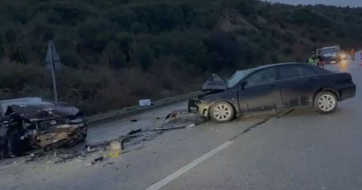 Përplasen “kokë më kokë” dy makina në Levan-Tepelenë, të plagosurit dërgohen me urgjencë në spital