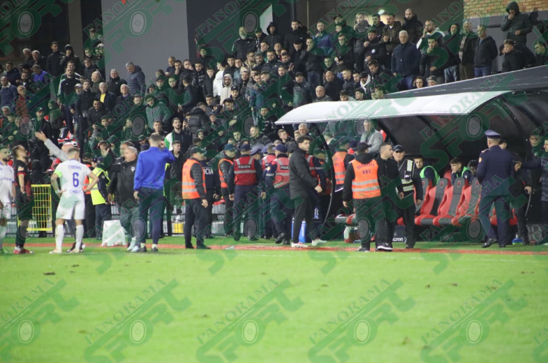 Përplasja e drejtorit të Vorës me tifozët e Flamurtarit, dalin pamjet e ndërhyrjes së policisë në Vlorë