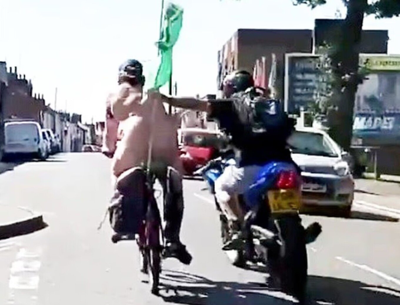 Përplasje absurde, çiklisti i zhveshur goditet me grusht dhe përfundon në asfalt