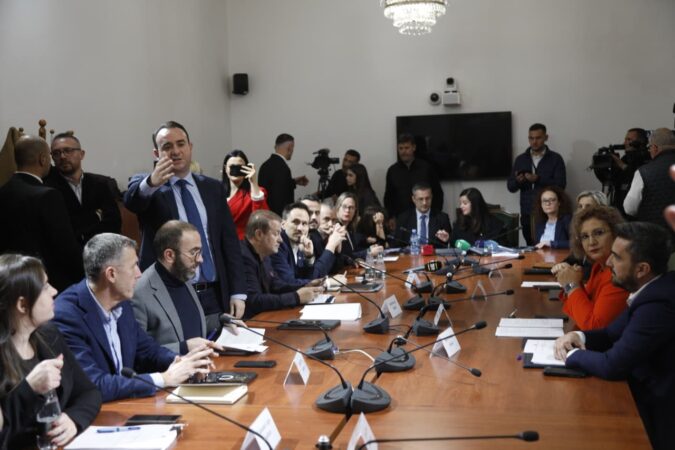 Përplasje në Komisionin për Infrastrukturën, Balliu – Ceno Klosit: Je hajdut, ke kaluar tonelata me drogë ne dogana