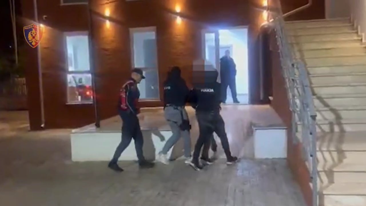 Përshtati lokalin për shitje dhe përdorimin e lëndëve narkotike, pranga 41-vjeçarit në Dimal. I gjenden armë dhe fishekë luftarakë