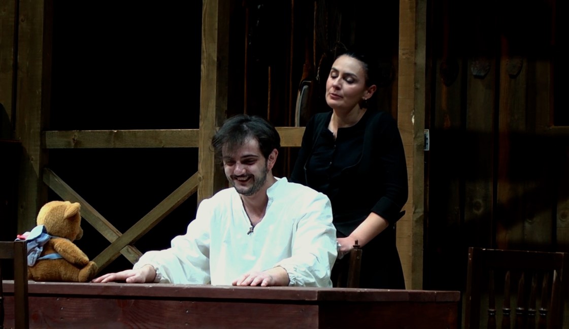 “Përtej Horizontit” në Korçë, shfaqja mirëpritet nga publiku në teatrin “Andon Zako Çajupi”