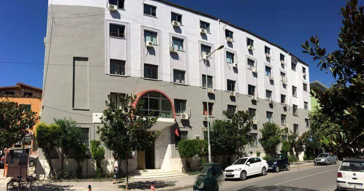 Plagosi me thikë në zemër bashkëmoshatarin në Durrës, lihet në burg 14-vjeçari