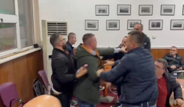 Plas sherri i dhunshëm, në Këshillin Bashkiak të Pogradecit/ Këshilltari përleshet me qytetarin në sallë për…