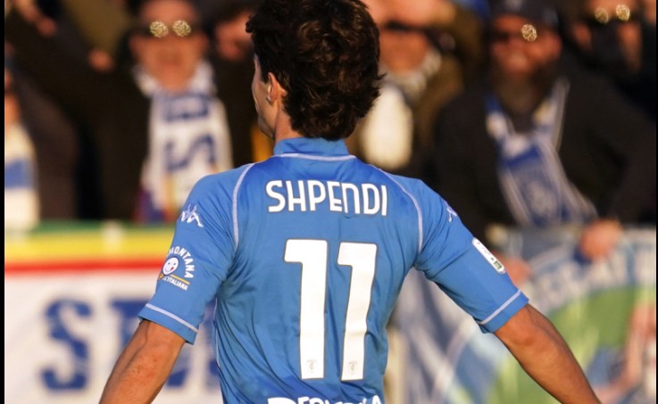 Po presin ftesën, dy kuqezinjtë “përshëndesin” Sylvinho-n me golat e radhës (video)