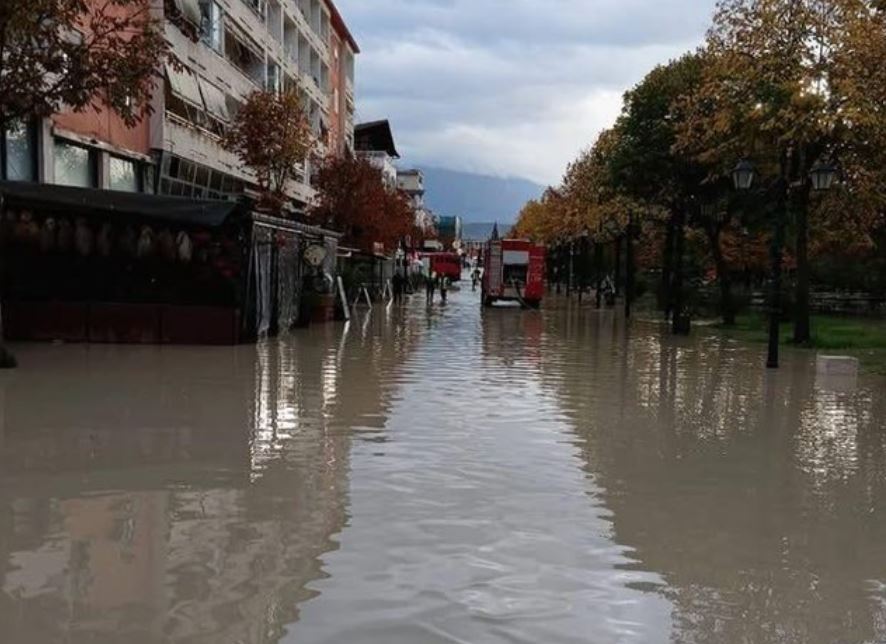 Pogradec/ Prezencë uji në katet e para në lagjen “1 Maji”, reagon bashkia