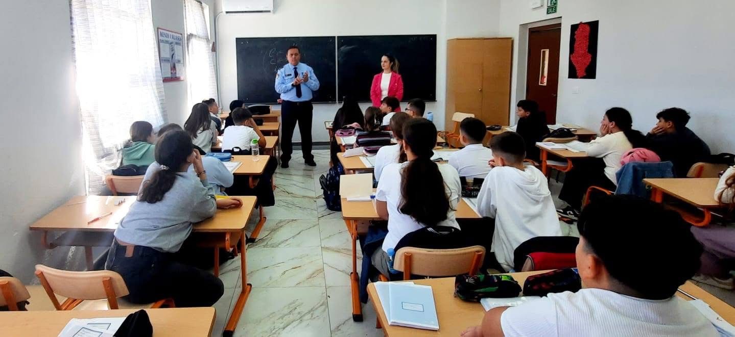 Policia e Fierit ndan këshilla për sigurinë me nxënësit e shkollave 9-vjeçare