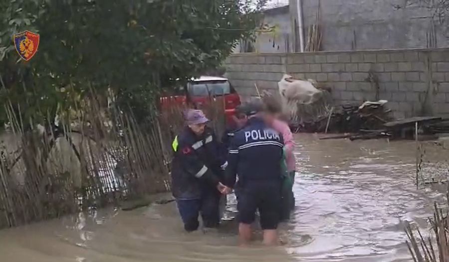 Policia evakuon 5 shtetas në Berat, mes tyre një 100-vjeçare