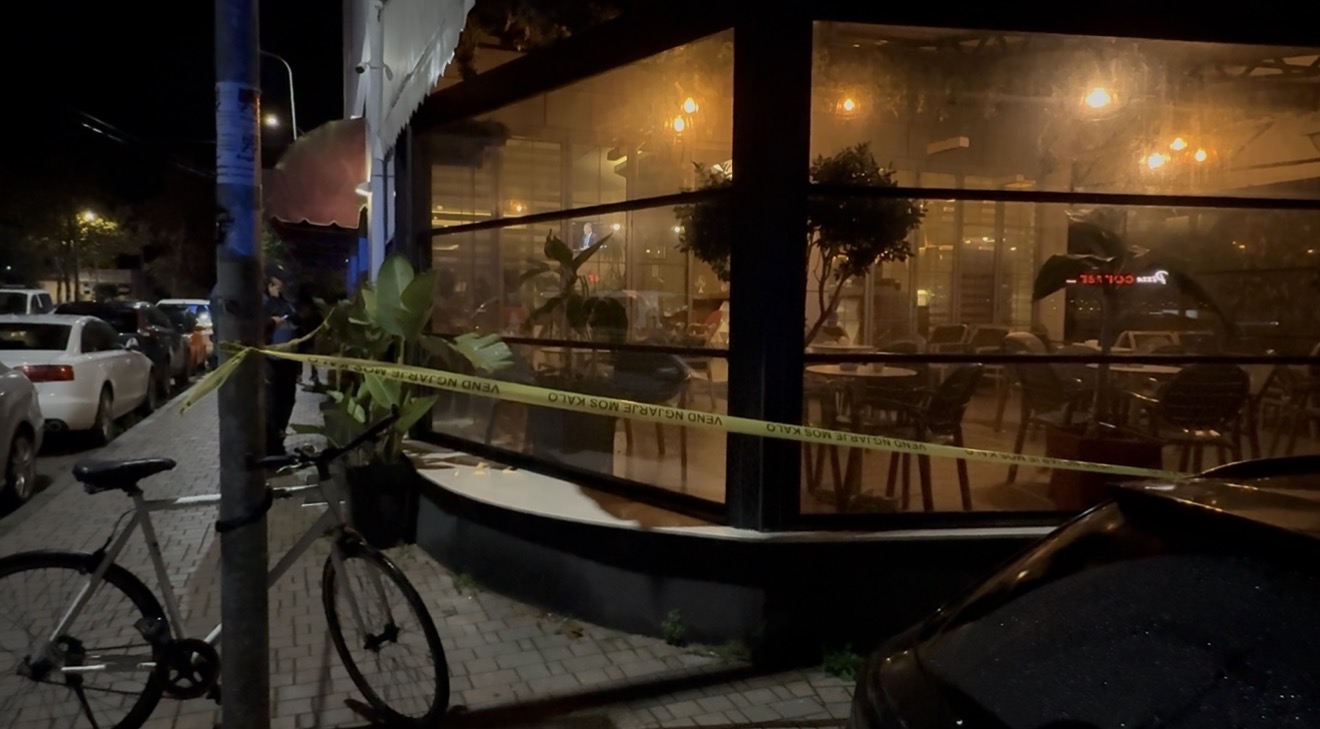 Policia në kërkim të autorit që qëlloi me armë në lokal në Fier – arrestohet njëri prej të përfshirëve dhe pronari i lokalit