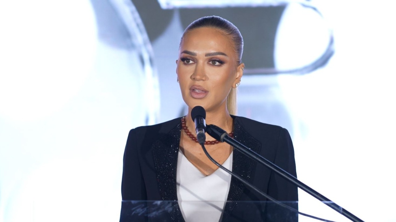 Postimi i ri i Lori Hoxhës ndez dyshimet: Nisja e BBVA është afër?