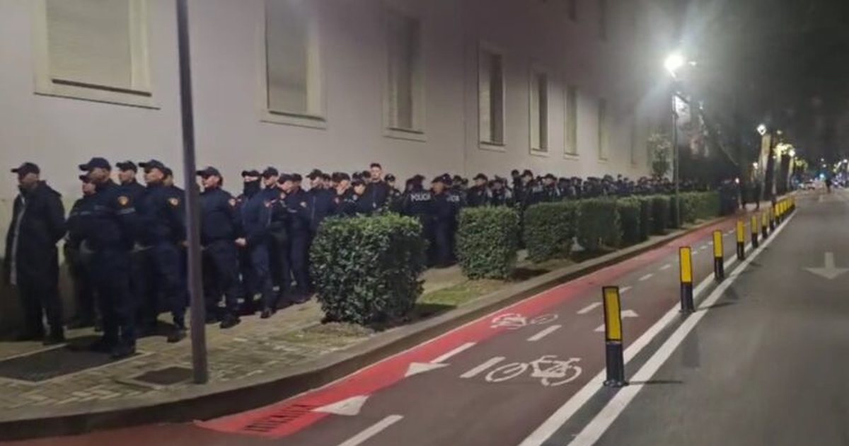 Prag proteste! Forcat e rendit ‘blindojnë’ Kryeministrinë