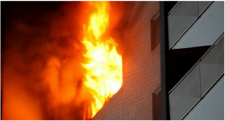 Prag tragjedie/ Përfshihet nga flakët banesa në Fier, lëndohet foshnja 2 muajsh