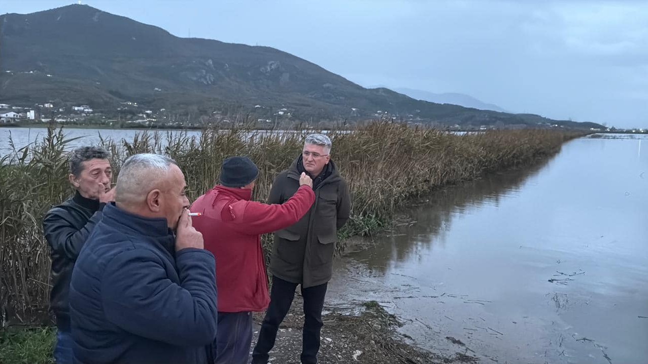 “Prej ditësh, mijëra hektarë tokë nën ujë”- Gjekmarkaj viziton zonat e përmbytura: Pasojë direkte e dështimit të qeverisjes