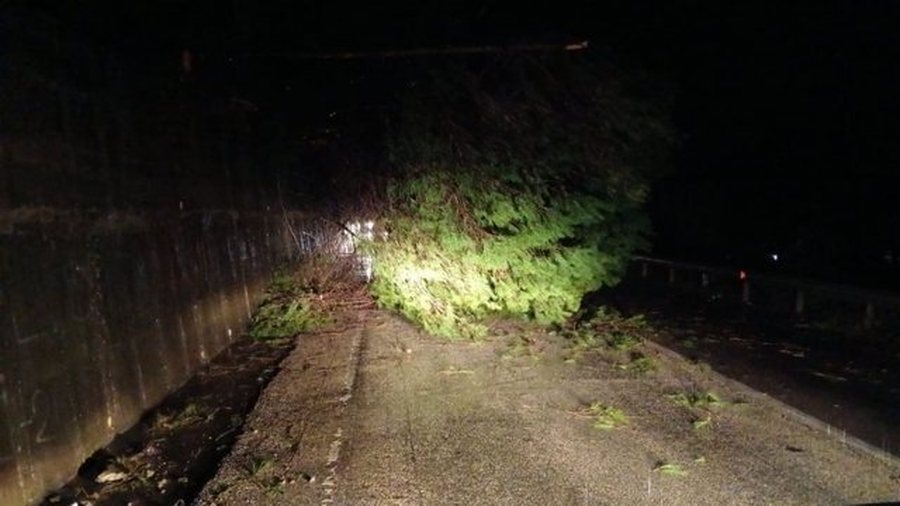 Problematika në aksin Elbasan-Peqin pas reshjeve, bllokohet qarkullimi rrugor