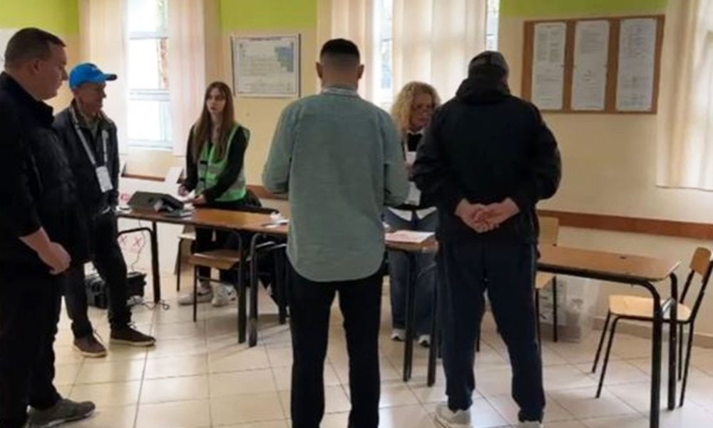 Probleme në votim/ Pajisja në një qendër votimi nuk njeh shenjat e gishtërinjve, komisionet s’gjejnë regjistrat