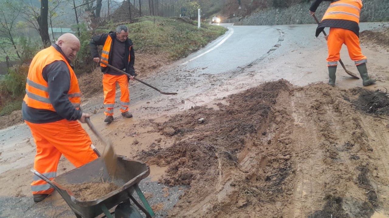 Probleme nga moti i keq në Kukës/ Dëmtohet ura që lidh dy fshatra, probleme me energjinë elektrike