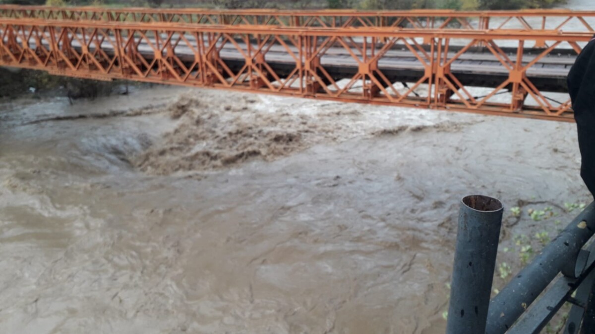 Probleme serioze në Gramsh, reshjet e dendura dëmtojnë krahun e urës së Shëmrizës