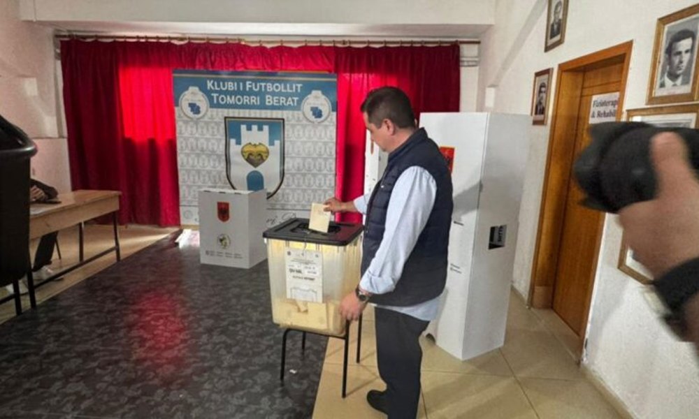 Problemet me kamerat në një qendër votimi në Berat, kandidati i PS-së voton