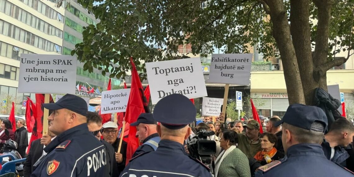 Protesta e banorëve të fshatrave të Vlorës para SPAK