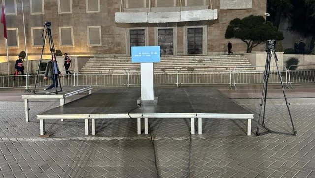 Protesta e opozitës tek Kryeministria, nis vendosja e foltores ku do mbahen fjalimet