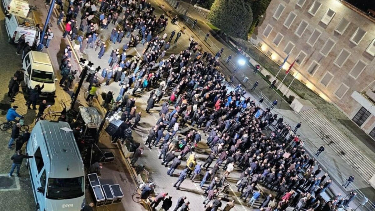 Protesta e PD para Kryeministrisë nuk “ndezi”, pak mbështetës dhe disa deputetë e mbyllin tubimin më herët se leja