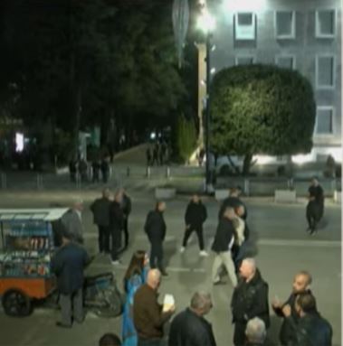 Protestë “e vakët” përball kryeministrisë/ Protestuesit: Kjo është qeveri haxhiqamilësh, qytetarët të na bashkohen