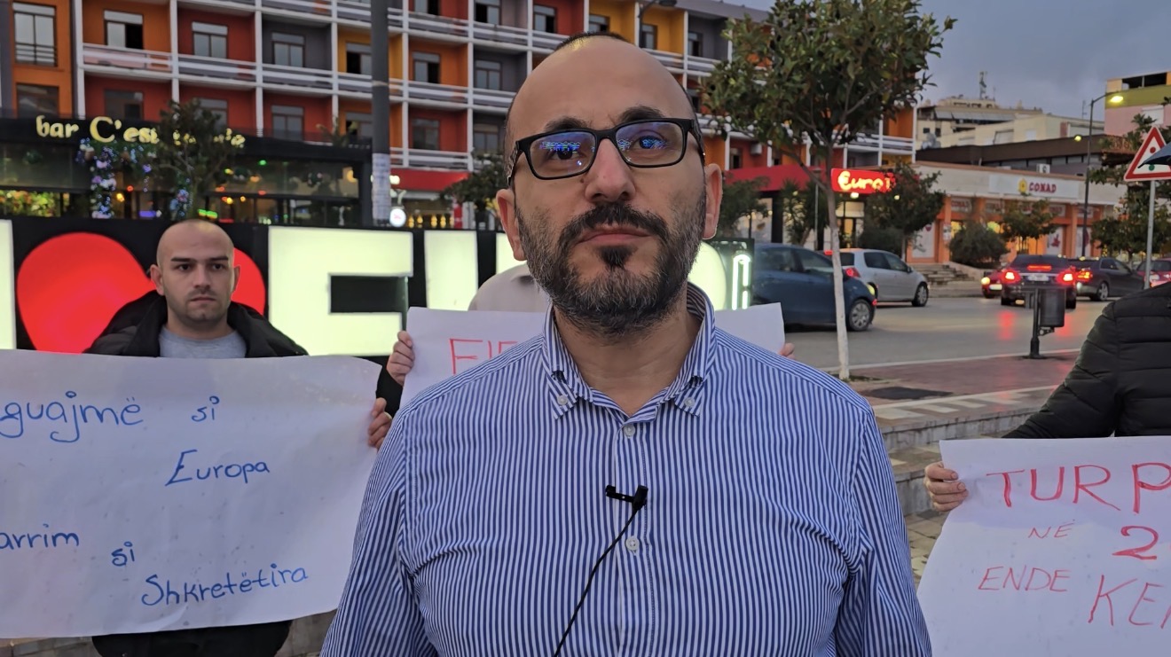 Protestë në Fier: Aktivistët kërkojnë zgjidhje për mungesën e ujit të pijshëm dhe ndërprerjet e energjisë