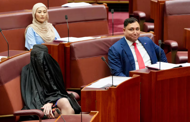 Provokimi i senatores australiane, hyn me burka në sallë, ndërpritet seanca