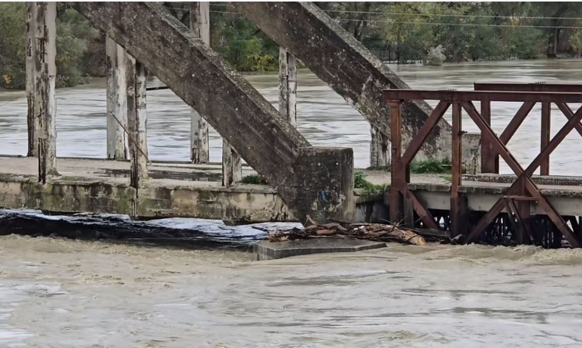 Prurjet e Vjosës shkaktojnë dëme edhe në Fier, përmbyten disa banesa, banorët refuzojnë evakuimin