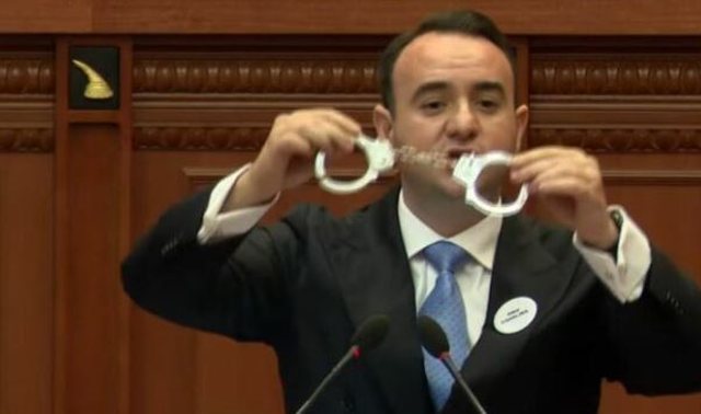 PS rrëzoi interpelancën me Ballukun/ Balliu u tund prangat: Do përfundoni në qeli si Veliaj dhe Beqaj