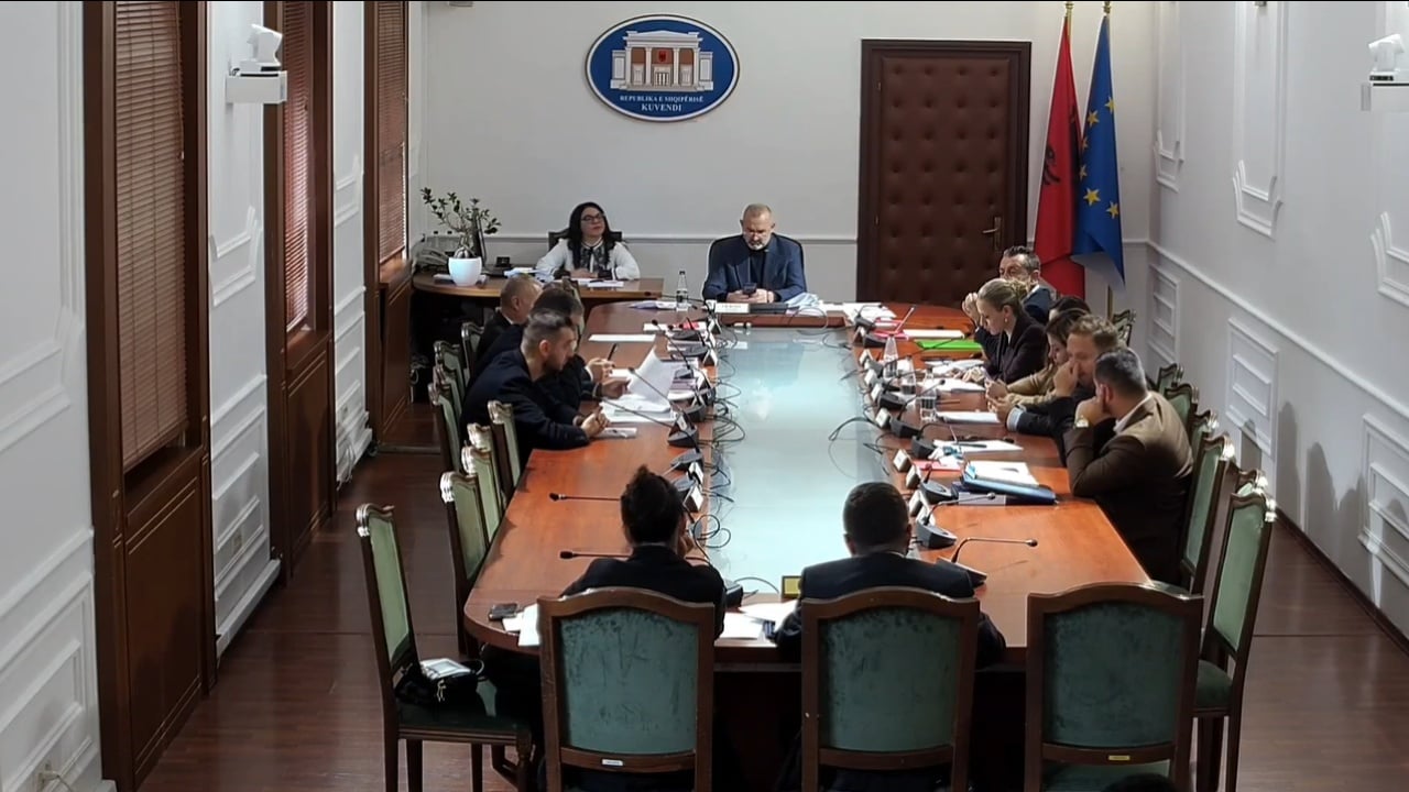 “Pse duhet pritur të vijë Oerdi?”, Manja i kthehet deputetes së Fierit: Zegjine, mësohu që ka hierarki grupi parlamentar