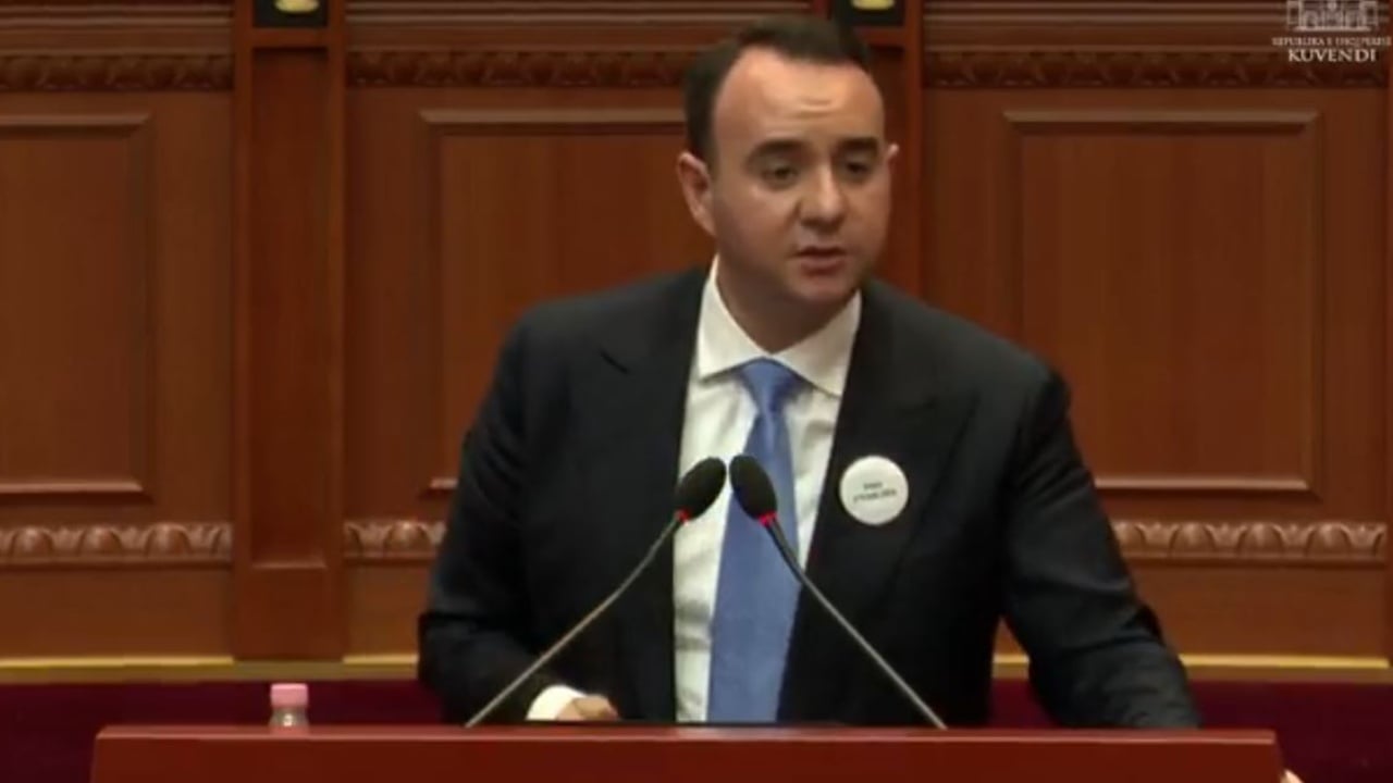 “Puthuni dhe përqafohuni sa të doni”/ Balliu në Kuvend: Dilni dërdëllisni për pensionet