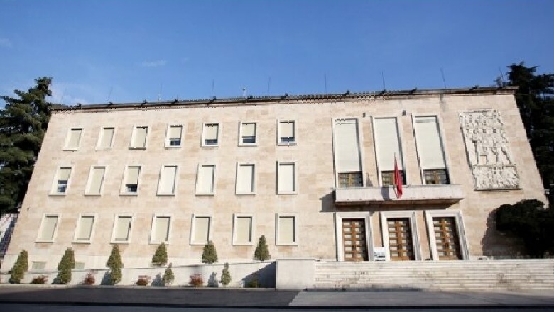 Qeveria reformë të thellë në administratë/ Nga shpërblimet tek rekrutimi nga sektori privat, ja çfarë parashikohet