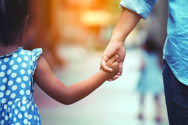 Qeveria ul tatimet për prindërit, ja kush përfiton 48 mijë lekë për çdo fëmijë