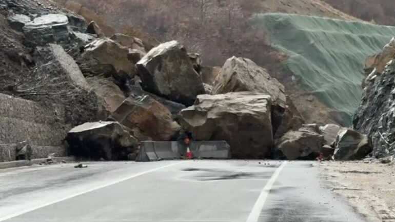 Qukës-Qafë Plloçë, firma ndërtuese nis punën për largimin e shkëmbinjve të rënë