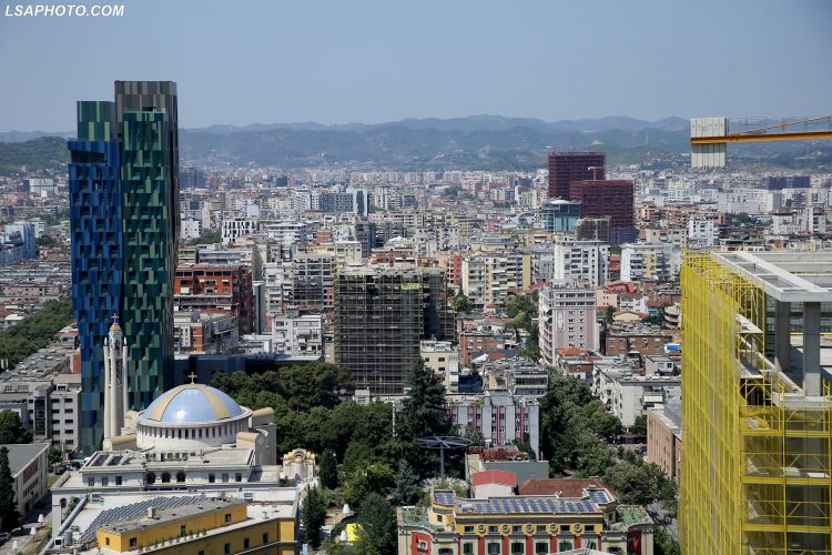 Qytetarët shqiptarë, ndër më pesimistët në Europë për blerje banese më 2025