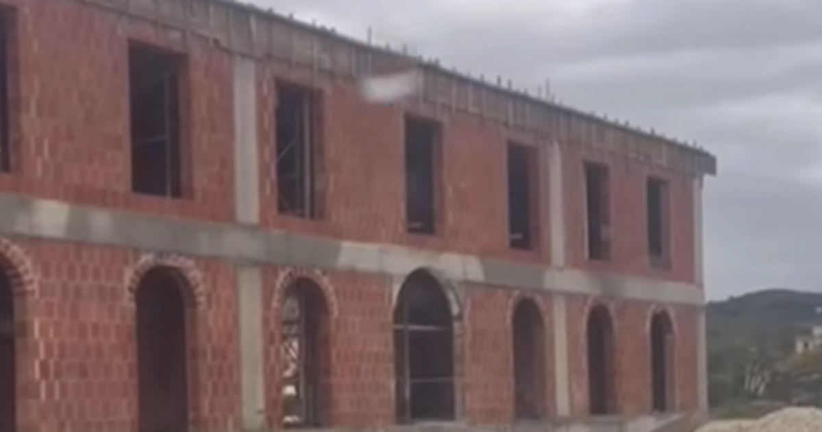 Qytetari denoncon ndërtimin e një pallati në Urën Vajgurore: Pa leje, vjen policia dhe…