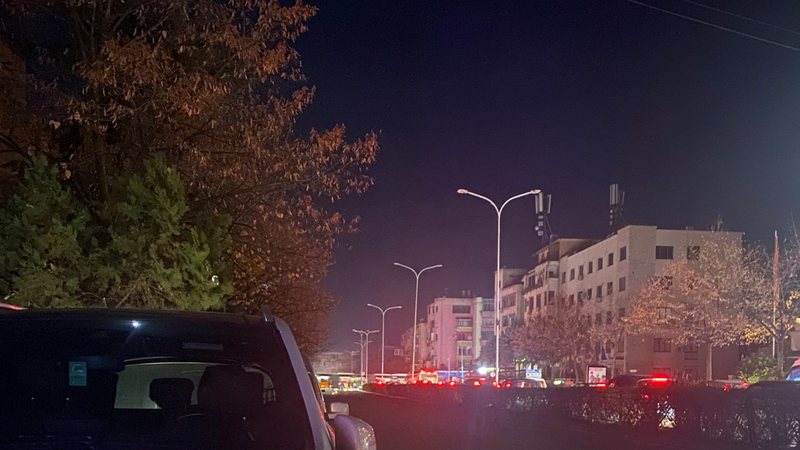 Qyteti i Fushë-Krujës në terr/ Prej më shumë se tetë orësh pa energji elektrike, situata bie në vesh të shurdhër