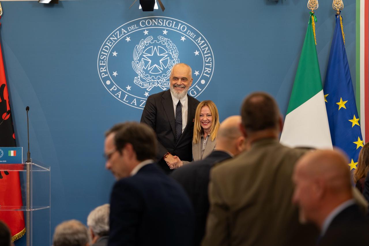 Rama kritikon fotografët italianë: Fotot që i bëni, i keni shumë të shëmtuara