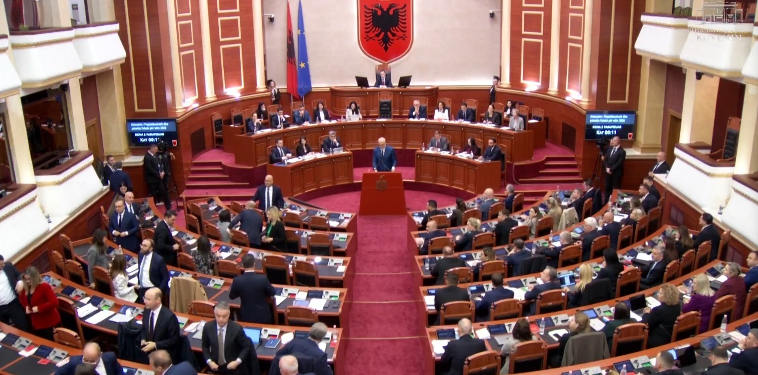 Rama në Foltore, deputetët e opozitës i kthejnë kurrizin, kryeministri: Më mirë shpina se fytyra juaj