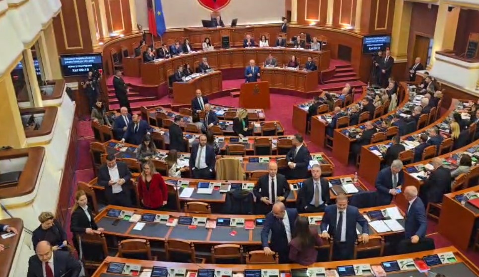 Rama nis fjalën/ Deputetët demokratë i kthejnë kurrizin, kryeministri: Më mirë shpina se fytyra juaj