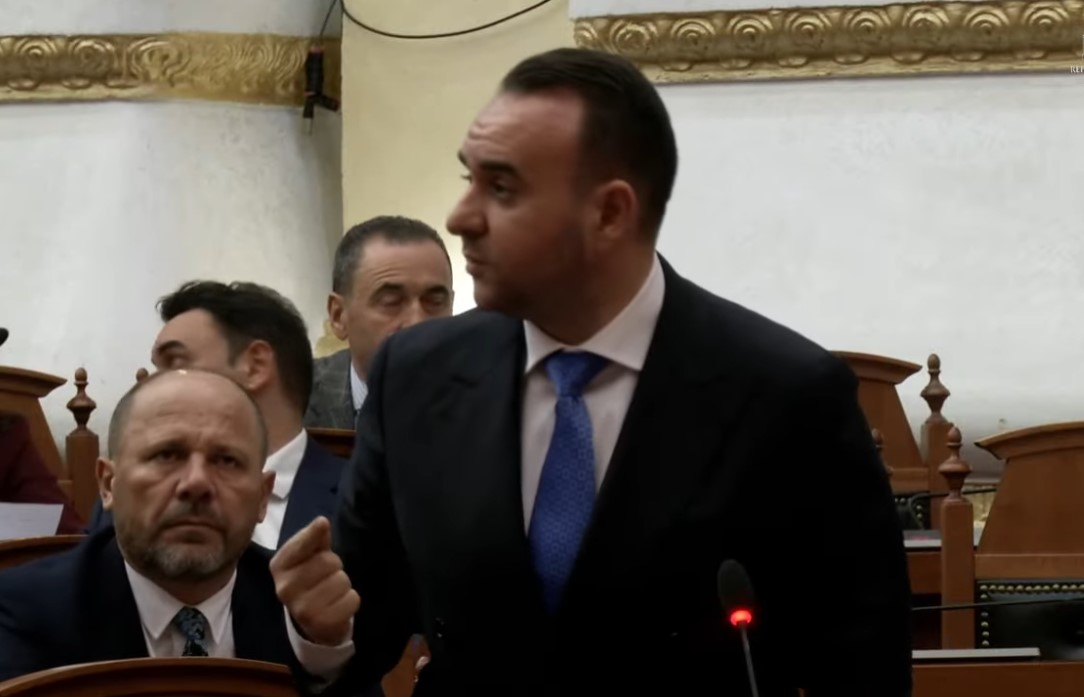 “Rama përdori Belindën e vet për…”/ Seanca plenare, reagon ashpër deputeti: Bashkëvepruan për të vjedhur miliona euro