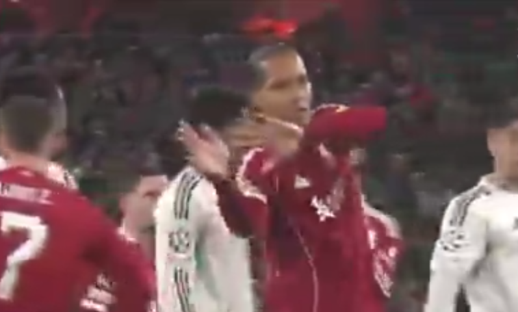 Reali ndihmohet nga arbitrat? Video që po shpërndahet kudo, Van Dijk tallet me Tchuamenin: Hidhu me dorë prapë!