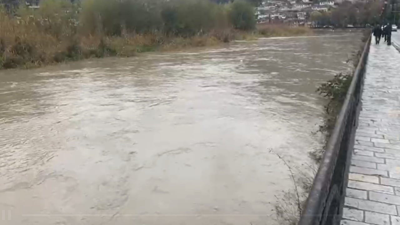 Reshje me intensitet të lartë në Berat, prurjet e mëdha të lumit Osum rrezikojnë përmbytjen e tokave bujqësore