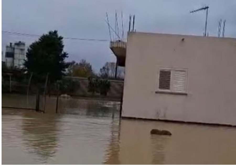 Reshje të dendura dhe fryrje lumenjsh, përkeqësohet situata, evakuohen 14 familje në Vlorë dhe Fier