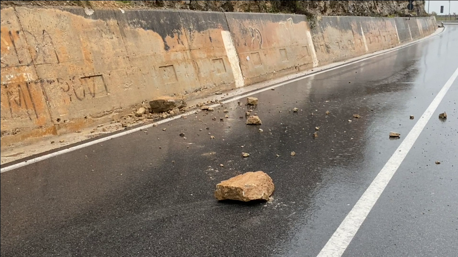 Reshje të dendura në Kukës, gurë dhe inerte në rrugë. Kufizime me energjinë elektrike në disa zona