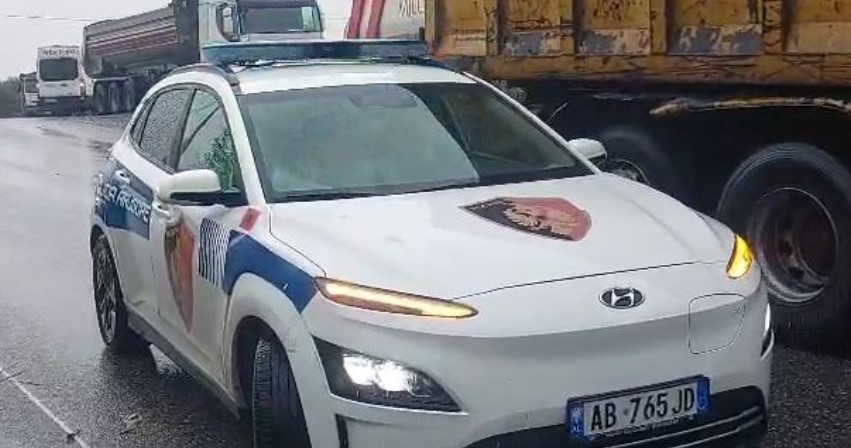 Reshje të dendura shiu në Kurbin, vështirësi në lëvizjen e automjeteve në disa akse