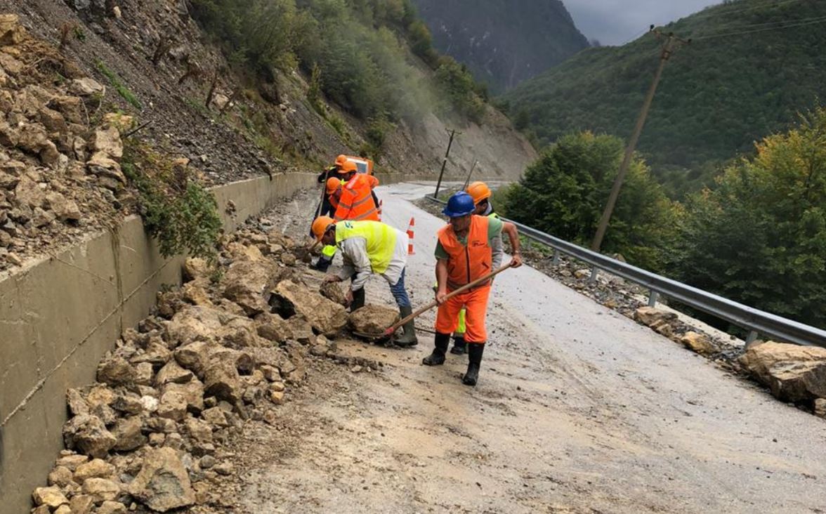 Reshjet bllokojnë dy ura, rrëshqitje gurësh në disa akse, mungesë energjie në shumë zona