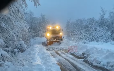 Reshjet e dëborës në Bogë-Theth, trashësia arrin deri në 40 cm (VIDEO)