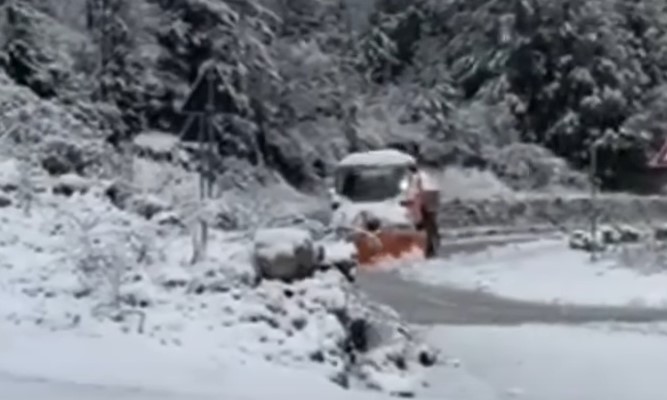 Reshjet e dëborës në Qafë Thore-Theth, vijon puna për pastrimin e segmentit rrugor